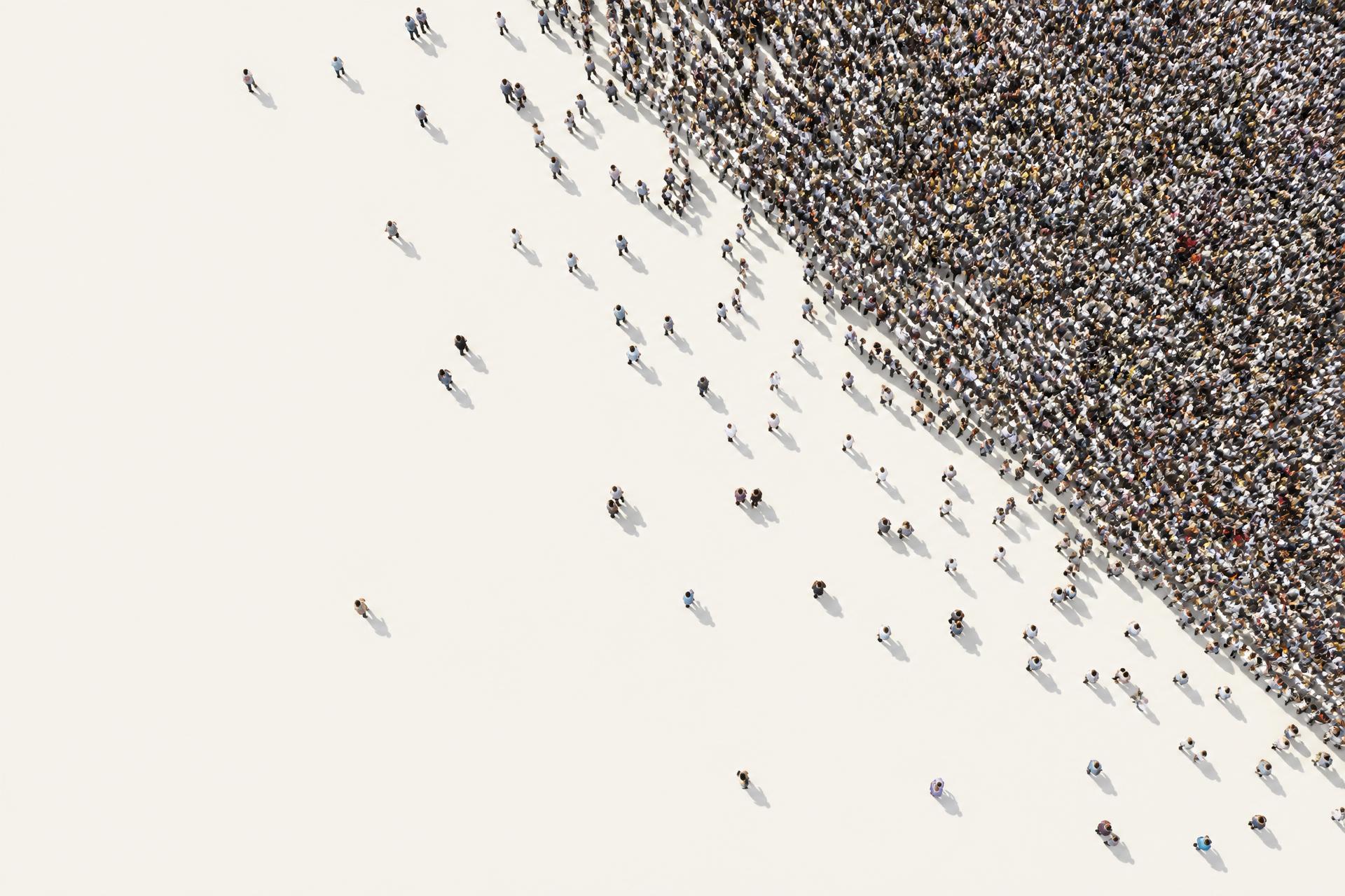Vue aérienne d’une foule très dense se dispersant progressivement en individus isolés